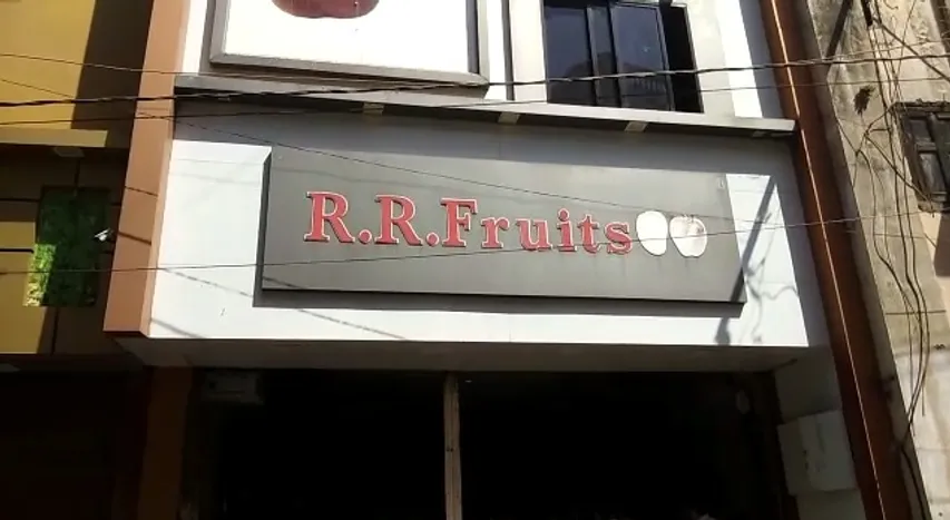 An employee of fruit shop in Vadodara died after trapped in the elevator