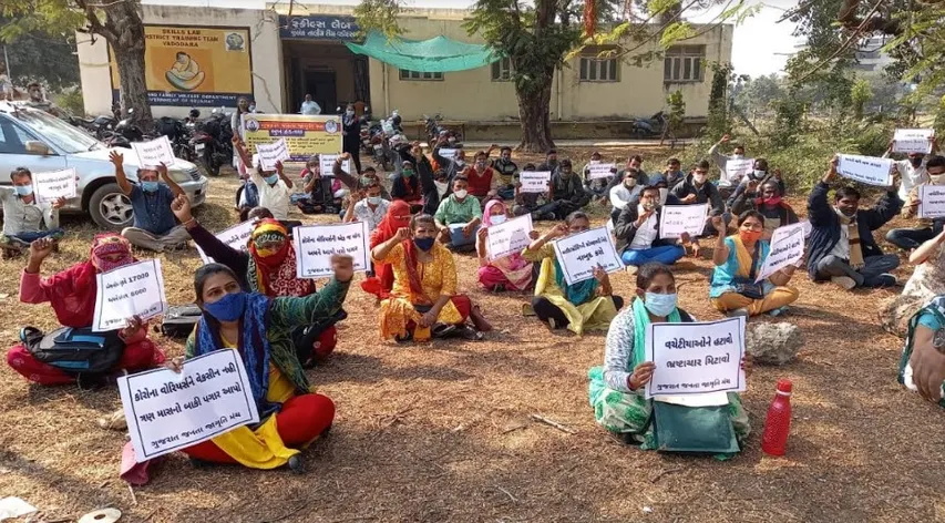 Outsourcing employees started agitation with posters for their various demands in Vadodara
