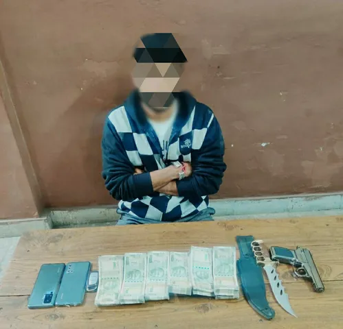 Police arrest youth with 3.09 lakh and dagger in car from Waghodia road in Vadodara
