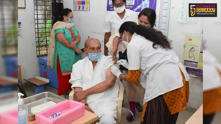 Minister of State for Narmada Development get vaccinated in corporation hospital