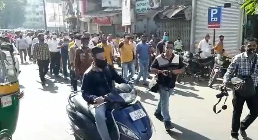 Traders in Raopura area of Vadodara protest against the work by traffic police VMSS teams to remove obstructions