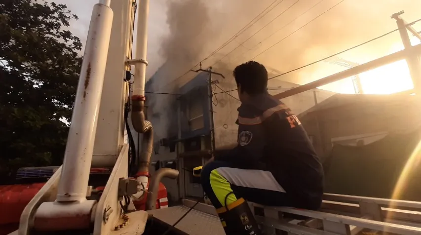 Huge fire broke out early morning at agarbatti manufacturing company in Vadodara