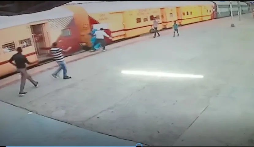 Railway police jawan saved life of lady passenger at Vadodara railway station