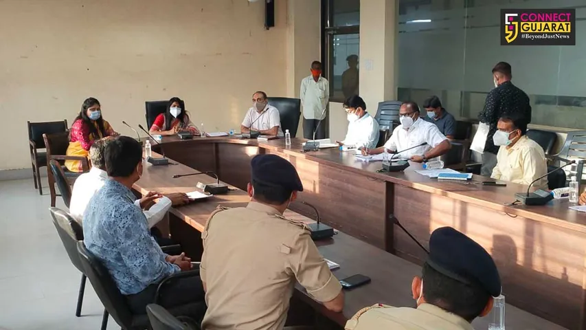 Vadodara District Collector visits Padra to review the facilities related to covid care