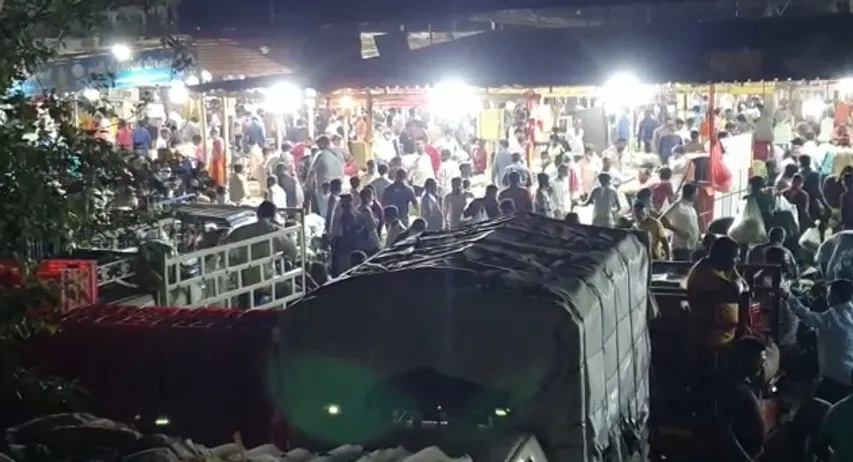 Sardar vegetable market at Padra was buzzing with traders coming to sell and buy vegetables