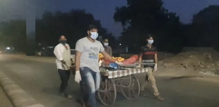 Unable to find ambulance a family in Vadodara took the body on handcart for last rites