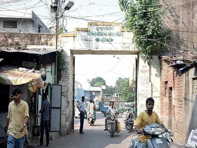 Grain groceries will not given to consumer coming without mask in Hathikhana market in Vadodara