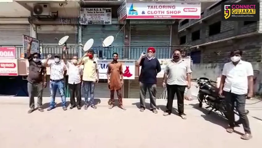 Unique protest by Hair salon and home appliance traders in Vadodara