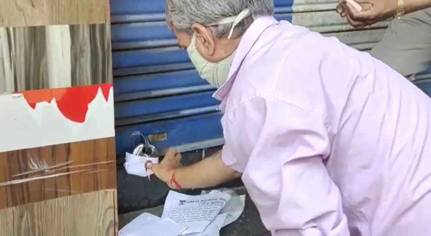 Vadodara Corporation seals one shop for violating guidelines and sends notice to five shopkeepers
