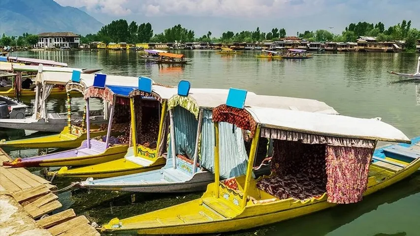 Kashmir: Tourism hit by second wave of COVID-19 in country