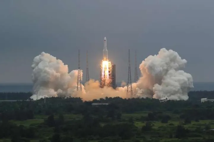 Chinese rocket debris falls into Indian Ocean