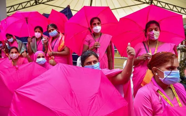 Asha workers handed over application to Vadodara collector with a demand to resolve their outstanding issues