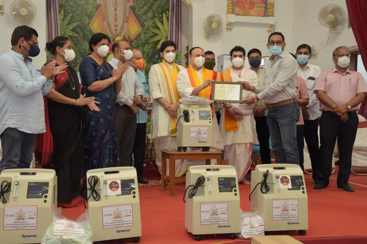 About 200 concentrators distributed by Dwarkeshlalji Maharaj under the auspices of Vipo