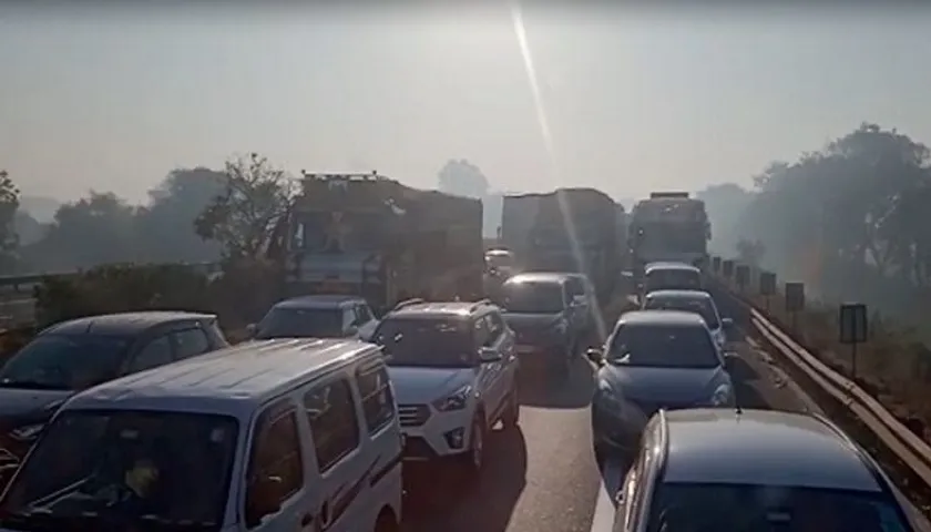 Amdavad Vadodara Expressway Traffic