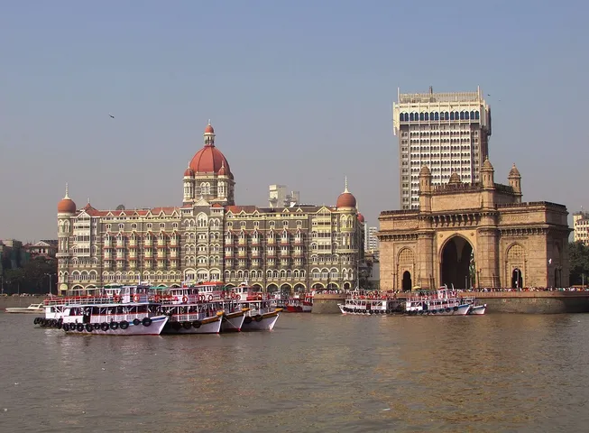 Gateway_of_India_,_Hotel_Taj_and_,Oberoi_Hotels_,_Mumbai,_Mahrashtra,_India
