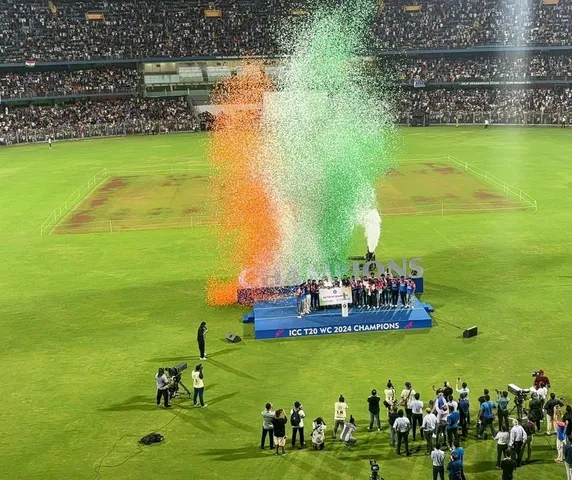 ટીમ ઈન્ડિયાએ બારબાડોસમાં રમાયેલી ફાઈનલમાં સાઉથ આફ્રિકાને 7 રનેથી હરાવીને ટી20 વર્લ્ડ કપ 2024નો ખિતાબ પોતાના નામે કરી લીધો હતો. આવી જ રીતે 17 વર્ષ બાદ ટીમ ઈન્ડિયા આ ફોર્મેટમાં વર્લ્ડ ચેમ્પિયન