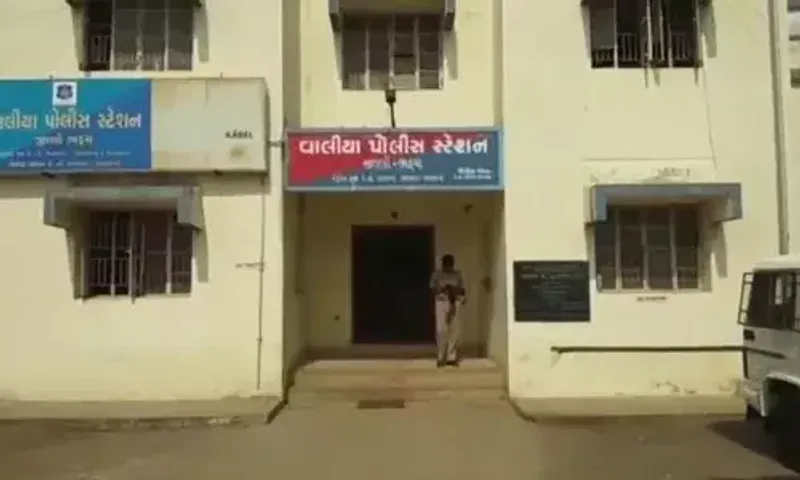 ભરૂચ: વાલિયા પોલીસ મથકના પોલીસકર્મીએ જ રૂ.31 લાખનો વિદેશી દારૂનો જથ્થો કર્યો સગેવગે !