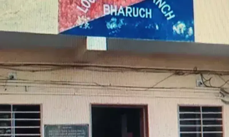 ભરૂચ: રિક્ષામાં લઈ જવાતા વિદેશી દારૂના મોટા જથ્થા સાથે ક્રાઇમ બ્રાન્ચે ચાલકની કરી ધરપકડ,5થી વધુ આરોપીને જાહેર કર્યા વોન્ટેડ