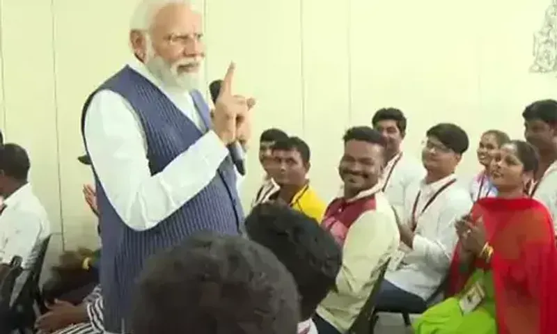 સુદાનથી આવેલા લોકોને મળ્યા પ્રધાનમંત્રી નરેન્દ્ર મોદી