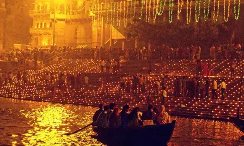 વારાણસીમાં ગંગાના સાડા સાત કિલોમીટર લાંબા કિનારાની સોનેરી આભા દિવાઓથી ઝગમગી ઉઠી