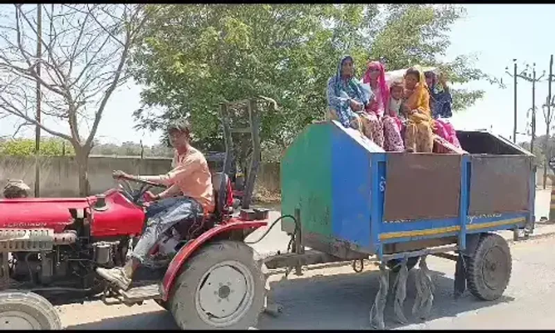 ભરૂચ : નગરપાલિકાના ડોર-ટુ-ડોર વાહનો પર જોખમી મુસાફરી કરતો શ્રમિક વર્ગ, નાના બાળકો સહિત મહિલાઓના દ્રશ્યો સામે આવ્યા..!