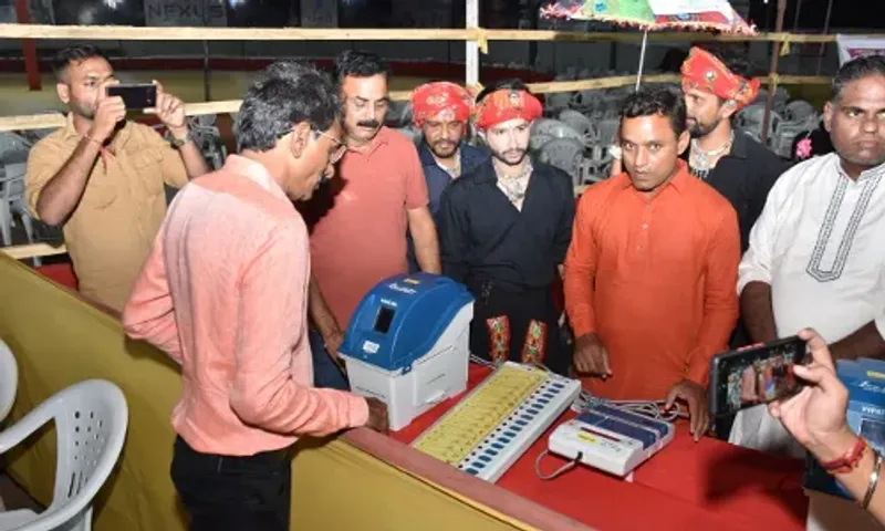 ખેડા : નવલી નવરાત્રીમાં મતદાર જાગૃતિ અભિયાન હાથ ધરાયું, ગરબા દરમ્યાન EVM-VVPAT નિદર્શન યોજાયું