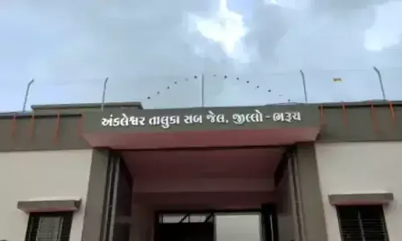 અંકલેશ્વર: સબજેલમાં ટાઇલ્સ નીચે સંતાડવામાં આવ્યો હતો મોબાઈલ, પોલીસે તપાસ શરૂ કરી