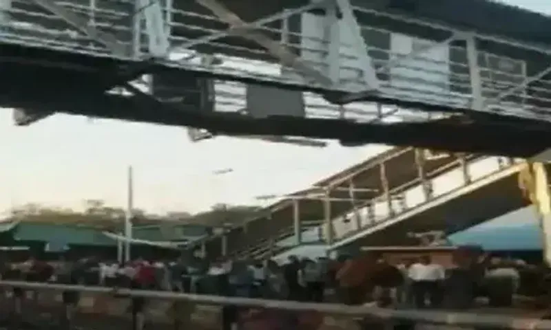 મહારાષ્ટ્ર : ચંદ્રપુરમાં બલ્હારશાહ રેલ્વે સ્ટેશન પર ફૂટ ઓવર બ્રિજનો એક ભાગ ધરાશાયી