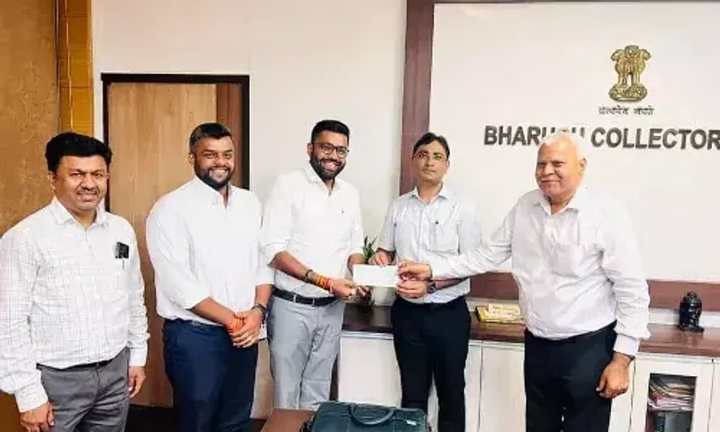 ભરૂચની જય શ્રી અંબે ચેરીટેબલ ટ્રસ્ટ દ્વારા રાજકોટ આગ દુર્ઘટનામાં ભોગ બનનાર પરિવારોને આર્થીક સહાયનો ચેક અર્પણ કર્યો