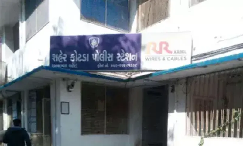 અમદાવાદ: હું કોલોનીનો દાદા છુ, હું કઉ એમજ કરવાનું છે, એવું કહી યુવકને છરીના ઘા ઝીંકી દીધા