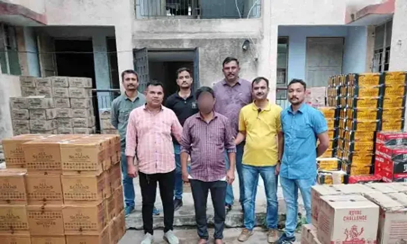 ભરૂચ : ટ્રકમાં પ્લાસ્ટિકની આડમાં લઈ જવાતા રૂ. 12 લાખના દારૂના જથ્થા સાથે પોલીસે કરી નેપાળી ડ્રાઈવરની ધરપકડ