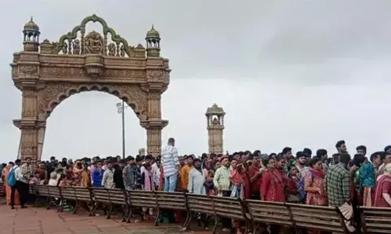 યાત્રાધામ પાવાગઢ ખાતે શ્રદ્ધાળુઓનું ઘોડાપુર ઉમટ્યું, રવિવારે એક લાખથી વધુ ભક્તઓએ માતાજીના કર્યા દર્શન