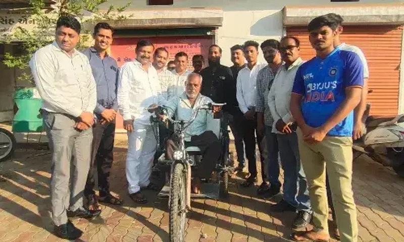 ભરૂચ : ઝઘડીયાના ધારાસભ્ય રિતેશ વસાવાનું સેવાકાર્ય, વાલિયાના મેરા ગામના વિકલાંગ નાગરીકને ઇલેક્ટ્રિક સાયકલ ભેટ આપી...
