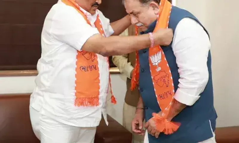 કોંગ્રેસથી નારાજ કોંગ્રેસના નેતા હિમાંશુ વ્યાસ ભાજપમાં જોડાયા, સી.આર.પાટીલે ખેસ પહેરાવી આવકાર્યા...