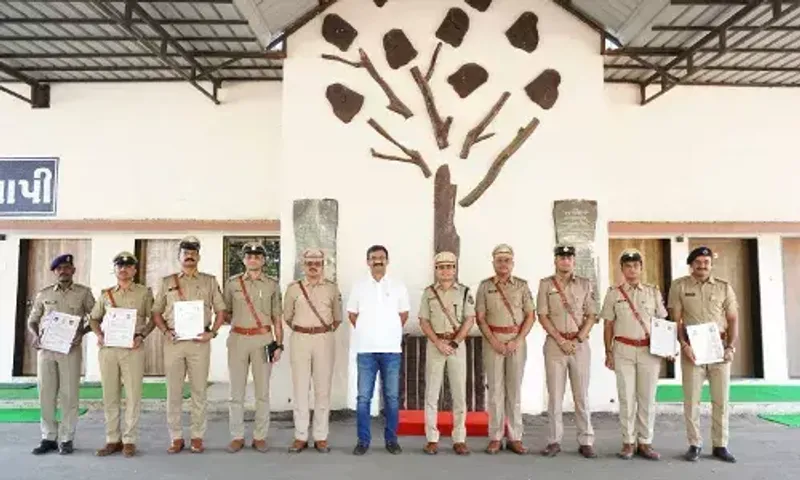 વલસાડ SOGના PSI આઈ.કે.મિસ્ત્રીનું DGP વિકાસ સહાયના હસ્તે બહુમાન, વાંચો કયા કેસમાં ભજવી મહત્વપૂર્ણ ભૂમિકા