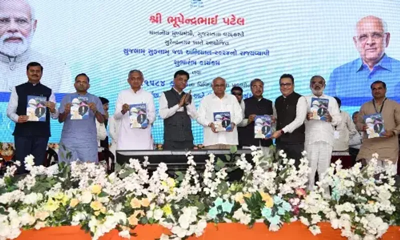 CM ભૂપેન્દ્ર પટેલના હસ્તે જિલ્લા માહિતી કચેરી દ્વારા તૈયાર કરાયેલ 'વિકાસ વાટીકા' પુસ્તિકાનું વિમોચન કરાયું