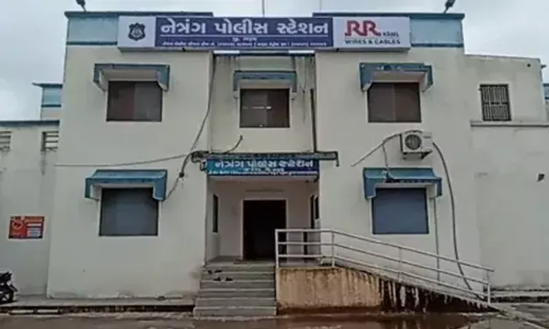 ભરૂચ: નેત્રંગમાં કોલેજના પ્રોફેસરે સહાયક મહિલા સ્ટાફના ફોટા પાડ્યા હોવાના આક્ષેપ,મામલો પહોંચ્યો પોલીસ મથકે