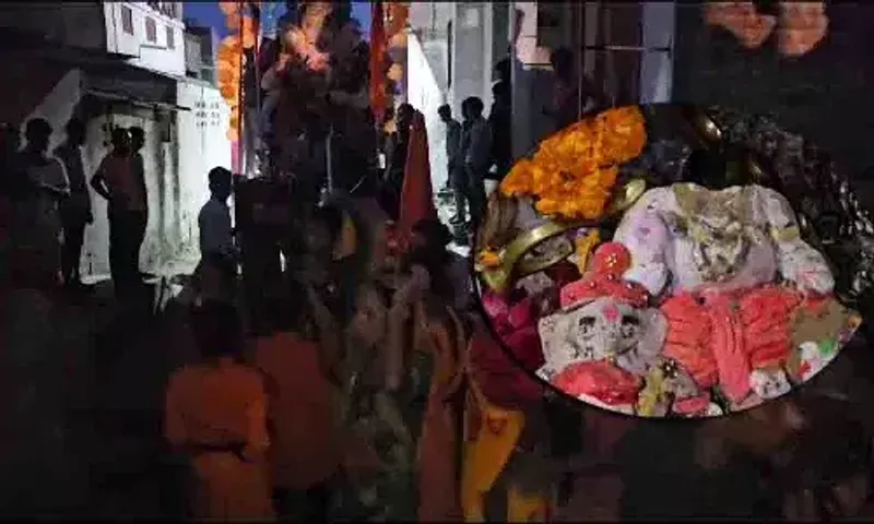 શાંતિના દુશ્મનો કોણ.? વડોદરા મંજુસરમાં ગણેશ વિસર્જનમાં બે જૂથો વચ્ચે પથ્થરમારો