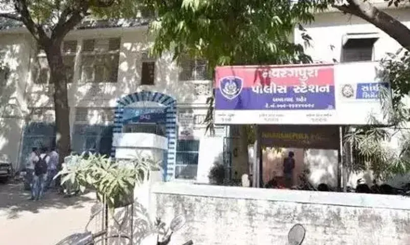 અમદાવાદ: મંગેતરને મળવા માટે ઉભેલી યુવતીના હાથમાંથી રૂ.50 હજારના ફોનની લૂંટ કરી બે શખ્સો ફરાર,પોલીસે શરૂ કરી તપાસ