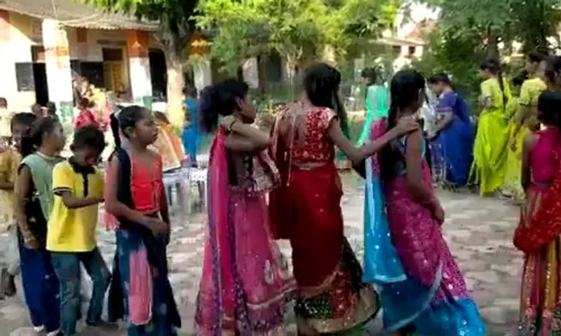 ભરૂચ : હાંસોટની સાહોલ પ્રાથમિક શાળામાં યોજાયો નવરાત્રી મહોત્સવ, બાળકો મન મૂકીને ગરબે ઘૂમ્યા...