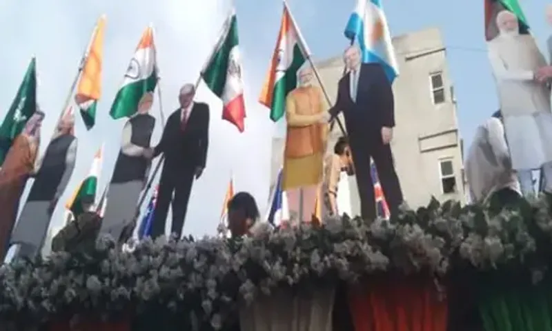 રથયાત્રાનાં ટેબ્લોમાં PM મોદી છવાયા,મોદીની વિશ્વનેતાઓ સાથેની ઝાંખી જોવા લોકોની પડાપડી
