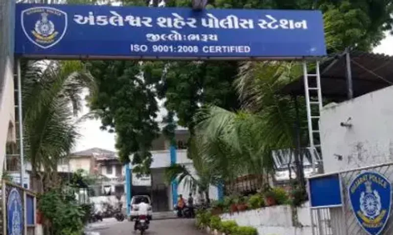 અંકલેશ્વર: ચૌટાનાકા નજીકથી મોપેડ પર વિદેશી દારૂની હેરાફેરી કરતા બુટલેગરની પોલીસે કરી ધરપકડ