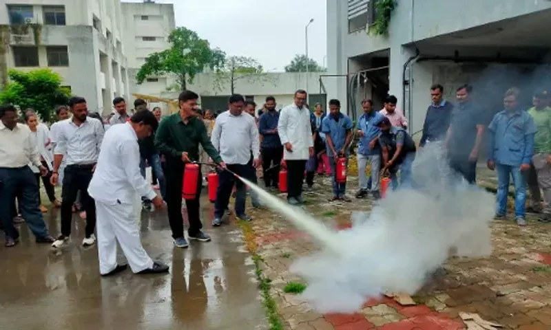 સાબરકાંઠા: હિંમતનગરની સિવિલ હોસ્પિટલ ખાતે ફાયર મોકડ્રીલ અને ફાયર સિસ્ટમનું ટેસ્ટિંગ કરાયું