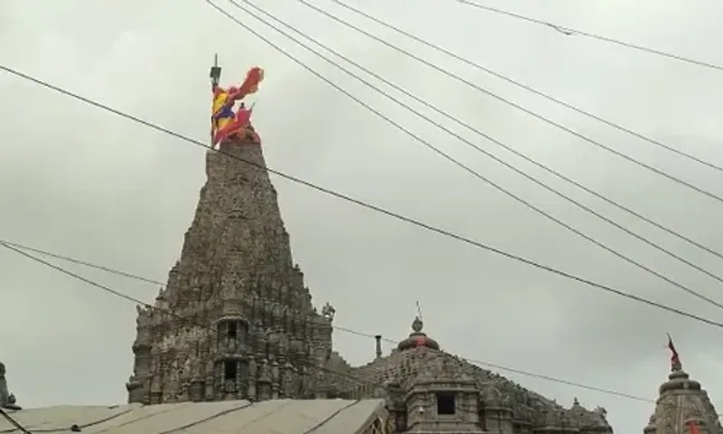 દ્વારકા : દ્વારકાધીશ મંદિરમાં અડધી કાઠીએ એકસાથે ચડાવાઇ બે ધજા, લોક માન્યતા પાછળનું કારણ જાણી ચોંકી જશો