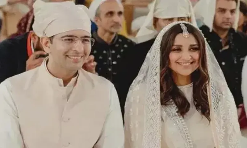 રાઘવ-પરિણીતીના લગ્ન પછી કપલનો ફર્સ્ટ લૂક, પિંક સાડીમાં ગોર્જિયસ લાગી પરિણીતી