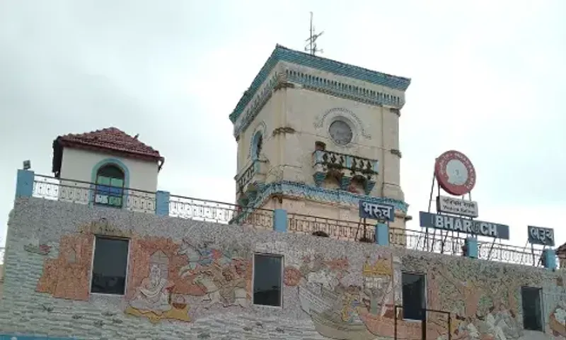ભરૂચ-અંકલેશ્વર રેલ્વે સ્ટેશન ઉપર ત્રણ ટ્રેનમાંથી વિદેશી દારૂના જથ્થા સાથે સાત ઈસમો ઝડપાયા,પોલીસે કાર્યવાહી શરૂ કરી