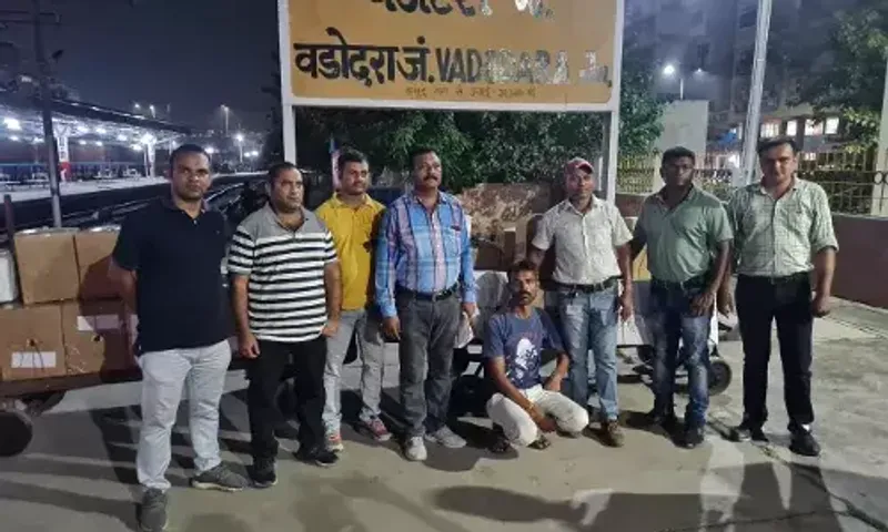 વડોદરા: ટ્રેનમાં આવતાં પાર્સલોમાં દારૃની હેરાફેરીનું નેટવર્ક ઝડપાયુ, દારૂની ૨૪૮૪ બોટલો કબજે કરાઇ