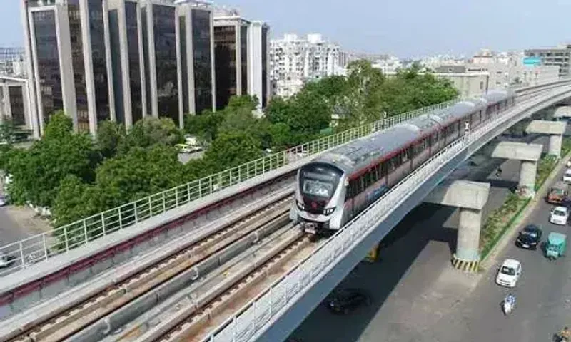 અમદાવાદ: મેટ્રો ટ્રેનમાં ગંદકી કરનારને થશે રૂ.5 હજારનો દંડ,જેલની સજા પણ મળી શકે છે