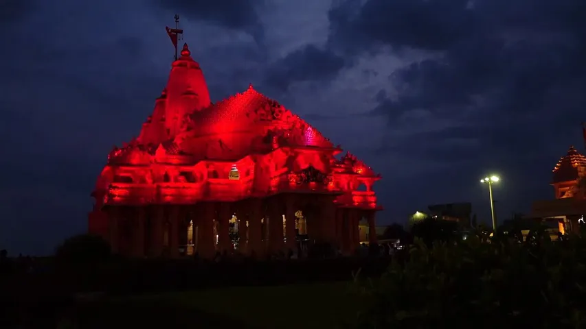 સોમનાથનો ધર્મઘ્વજ ભક્તોનો પ્રિય શ્રાવણના પ્રથમ સોમવારે 51 ધ્વજાની પૂજા કરવામાં આવી