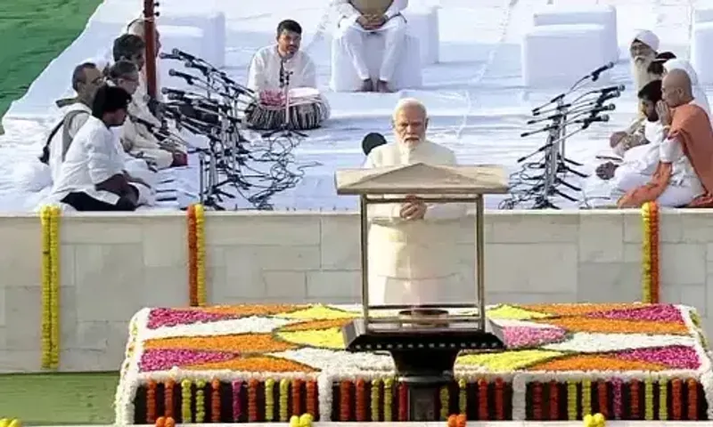મહાત્મા ગાંધીની 154મી જન્મજયંતિ પર PM નરેન્દ્ર મોદીએ દિલ્હી રાજઘાટ ખાતે બાપુને પુષ્પાંજલિ અર્પણ કરી